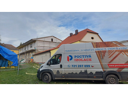 Zateplení stropu budovy se sedlovou střechou v Rynholci